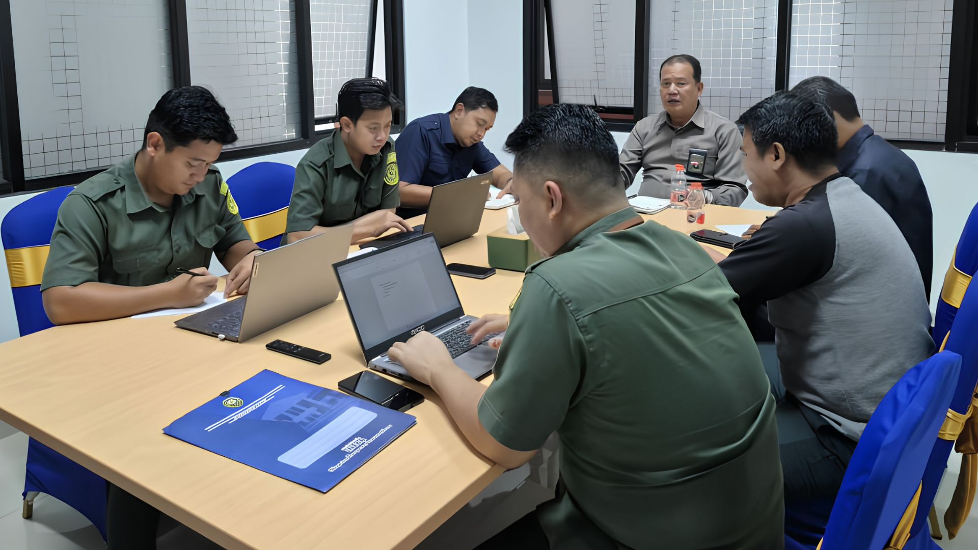 Rapat Tim Area 3 Zona Integritas Pengadilan Tinggi Tata Usaha Negara Banjarmasin Dalam Rangka Meningkatkan Pelayanan Yang Efisien, Transparan Dan Akuntabel