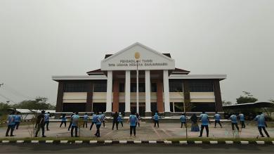 PTTUN Banjarmasin Gelar Senam Bersama dan Kerja Bakti, Pererat Kebersamaan Sekaligus Jaga Kebersihan Lingkungan Kantor
